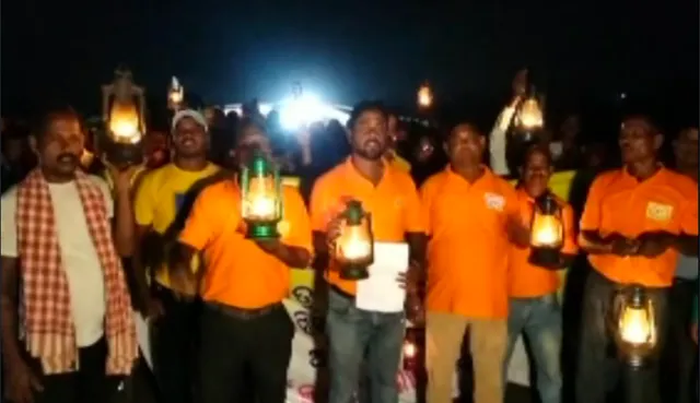 ମହାନଦୀ ମଧୁସେତୁରେ ଲାଇଟ୍ ସଂଯୋଗକୁ ନେଇ ଅଭିନବ ପ୍ରତିବାଦ । ଲଣ୍ଠନ ଜଳାଇ ଶହ ଶହ ଗ୍ରାମବାସୀ କଲେ ରାଲି 