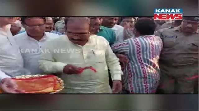 ସମ୍ବଲପୁର ଫ୍ଲାଏଓଭର ଉଦଘାଟନ ବେଳେ ରାଜନୈତିକ ଡ୍ରାମା। ମନ୍ତ୍ରୀଙ୍କ ପୂର୍ବରୁ ଫିତା କାଟି ଦେଲେ ବିରୋଧୀ ଦଳ ନେତା ଜୟ ନାରାୟଣ ମିଶ୍ର।