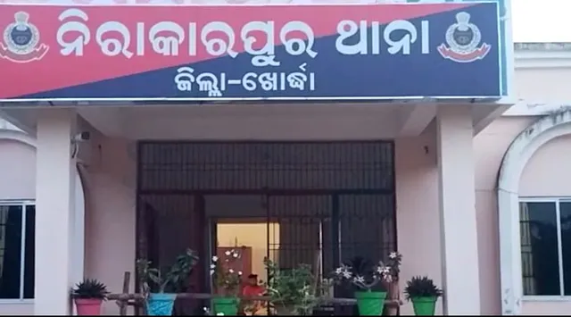 ଅଶ୍ଳୀଳ ଭିଡିଓ ଭାଇରାଲ ପରେ ଲୋକଲଜ୍ଜା ଭୟରେ ଛାତ୍ରୀଙ୍କ ଆତ୍ମହତ୍ୟା। ଥାନାରେ ଅଭିଯୋଗ କଲେ ମୃତ ଯୁବତୀଙ୍କ ପରିବାର।