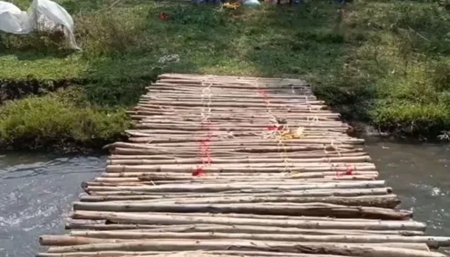 ବିପଦସଙ୍କୁଳ ଅବସ୍ଥାରେ ନଦୀ ପାର ହେଉଛନ୍ତି ଗାଁ ଲୋକ । ନଦୀରେ ନିର୍ମାଣ କରିଛନ୍ତି ଅସ୍ଥାୟୀ କାଠ ପୋଲ । 