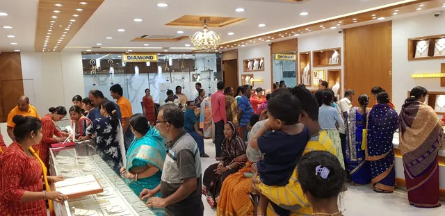 ଧନତେରାସ ଠାରୁ ଗହଣା ଦୋକାନରେ ଜମୁଛି ଗ୍ରାହକଙ୍କ ଗହଳି । ବିଭିନ୍ନ ଅଫର ସହ ଗ୍ରାହକଙ୍କୁ ଆକୃଷ୍ଟ କରୁଛି ମନୋହରଲା ପଲା ସୋ’ ରୁମ