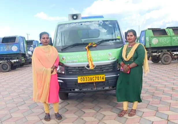 ସ୍ୱାବଲମ୍ବନ କ୍ଷେତ୍ରରେ ଆଉ ଏକ ମାଇଲ୍ ଖୁଣ୍ଟ : ମହିଳା ଚଳାଉଛନ୍ତି ଆବର୍ଜନା ଗାଡି; ସ୍ୱାମୀଙ୍କ ସହ କାନ୍ଧ ଦେଇ ଚଳାଉଛନ୍ତି ପରିବାର