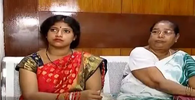 ମହିଳା କମିଶନରେ ପୁଣି ହାଜର ହେଲେ ଦୀପିକା : କହିଲେ, ପୁଅକୁ ବାପାର ପରିଚୟ ନମିଳିବା ପର୍ଯ୍ୟନ୍ତ ଜାରି ରହିବ ଲଢ଼େଇ