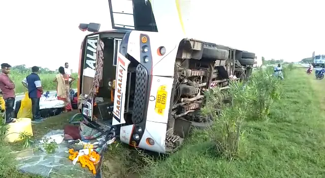 ଭାରସାମ୍ୟ ହରାଇ ଓଲଟିଲା ଯାତ୍ରୀବାହୀ ବସ୍ : ୨୦ରୁ ଅଧିକ ଲୋକ ସାମାନ୍ୟ ଆହତ; ଡ୍ରାଇଭର ଓ ହେଲପର ଫେରାର