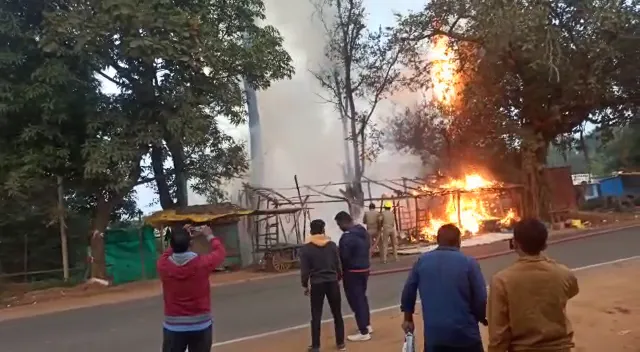 ଫଳ ଦୋକାନରେ ଲାଗିଲା ନିଆଁ : କେହି ଦୁର୍ବୃତ୍ତ ନିଆଁ ଲଗାଇ ଦେଇଥିବା ଅଭିଯୋଗ