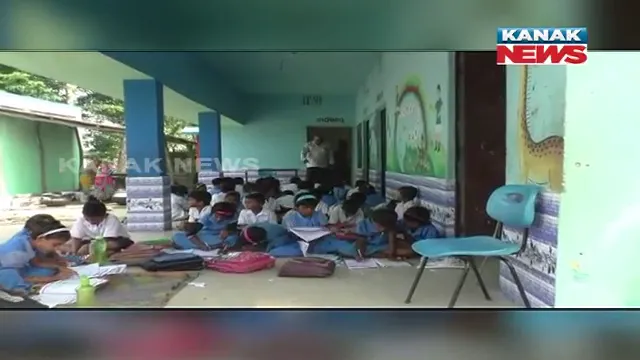 ଦୟନୀୟ ଅବସ୍ଥାରେ ଚାଲିଛି ସ୍କୁଲ: ଯଥେଷ୍ଟ ଶ୍ରେଣୀ ଗୃହ ନଥିବାରୁ ବାରଣ୍ଡାରେ ବସି ପାଠ ପଢୁଛନ୍ତି କୁନିକୁନି ପିଲା