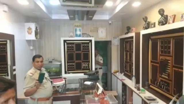 ପୁଲିସକୁ ଚ୍ୟାଲେଞ୍ଜ ଦେଇ ଲୁଟ୍ । କେନ୍ଦୁଝରର ଜନଗହଳିପୁର୍ଣ୍ଣ ସ୍ଥାନରେ ଲୁଟେରାଙ୍କ ଦୌରାତ୍ମ୍ୟ