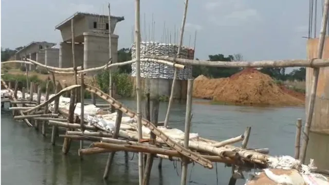 ଅଧାରେ ଅଟକିଛି ବିରୁପା ନଦୀରେ ସେତୁ ନିର୍ମାଣ: ଭଙ୍ଗା ଦଦରା ବାଉଁଶ ପୋଲରେ ଯାତାୟତ କରୁଛନ୍ତି ଲୋକେ 
