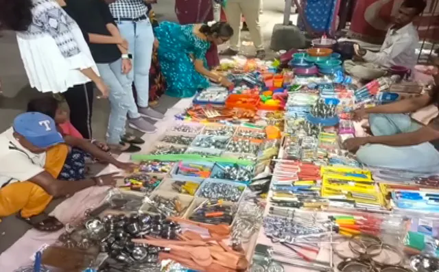 ସପିଙ୍ଗ୍ ମଲର ଜମାନା ଭିତରେ କମିନି ହାଟ ବଜାରର ପରମ୍ପରା, ବ୍ରହ୍ମପୁର ସହରର ମାସିକିଆ ବଜାରରେ ସପିଂ କରୁଛନ୍ତି ନିମ୍ନ ମଧ୍ୟବିତ ଲୋକ