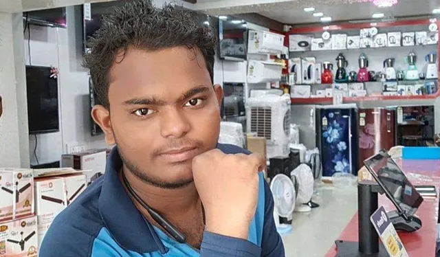 ଯୁବତୀଙ୍କ ଆଗରେ ବିଷ ପିଇ ଜୀବନ ହାରିଲେ ଯୁବକ : ଘଟଣାସ୍ଥଳରୁ ଯୁବତୀ ଫେରାର, ଥାନାରେ ମାମଲା ରୁଜୁ