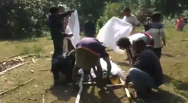 କନ୍ଧମାଳ ଦୁର୍ଗମ ଇଲାକାରେ ବିକାଶର ନଗ୍ନ ଚିତ୍ର। ୫କିମି ମୃତଦେହକୁ ବୋହିନେଲେ ପରିବାର ଲୋକ।