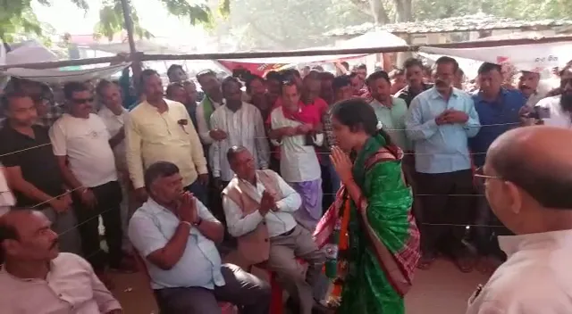 ଚାଷୀ ନେତାଙ୍କ ଠାରୁ ଆଶୀର୍ବାଦ ନେଇ ନାମାଙ୍କନପତ୍ର ଦାଖଲ କଲେ ବିଜେଡି ପ୍ରାର୍ଥୀ ବର୍ଷା ବରିହା, ଚାଷୀ ନେତା କହିଲେ... । 