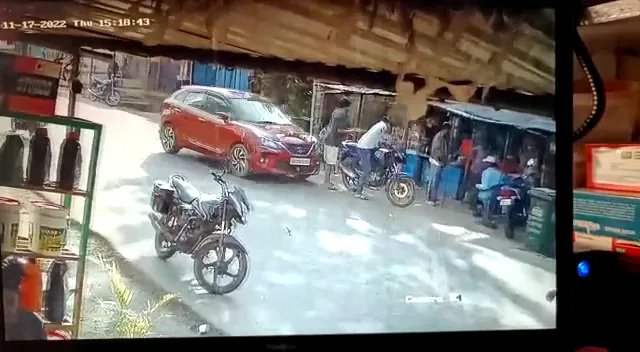 ରାସ୍ତାକଡରେ ଠିଆ ହୋଇଥିଲା ବେଳେ ଚଢିଗଲା କାର : ଚାଳକକୁ ଅଟକ ରଖିଲା ପୋଲିସ