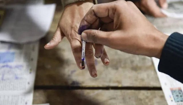 କର୍ଣ୍ଣାଟକ ବିଧାନସଭା ନିର୍ବାଚନ ପାଇଁ ମତଦାନ : ୨ ହଜାର ୬୧୫ ଜଣ ପ୍ରାର୍ଥୀଙ୍କ ହେବ ଭାଗ୍ୟ ନିର୍ଦ୍ଧାରଣ