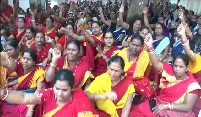 ଦିଦି ବସିଛନ୍ତି ଧାରଣାରେ: ବାହାରେ ବୁଲୁଛନ୍ତି ପିଲା, ଅଙ୍ଗନୱାଡି କେନ୍ଦ୍ରରେ ଝୁଲୁଛି ତାଲା