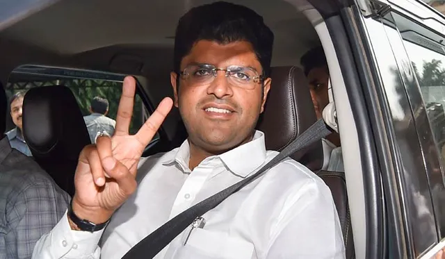 ଘନ କୁହୁଡି ହୋଇଥାନ୍ତା କାଳ । ବିଳମ୍ବିତ ରାତିରେ ଧକ୍କା ହେଲା ହରିୟାଣା ଉପ-ମୁଖ୍ୟମନ୍ତ୍ରୀଙ୍କ କାରକେଡ, ଅଳ୍ପକେ ବର୍ତ୍ତିଗଲେ ଦୁଷ୍ୟନ୍ତ ।