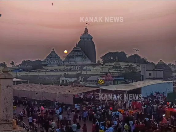 ବର୍ଷର ଶେଷ ଦିନରେ ପୁରୀ ଶ୍ରୀମନ୍ଦିରରେ ପ୍ରବଳ ଭିଡ । ଶ୍ରୀଜିଉଙ୍କ ଦର୍ଶନ ପାଇଁ ବଡ଼ଦାଣ୍ଡ ପାଲଟିଲା ଜନସମୁଦ୍ର, ପୁରୀରେ କଡା ସୁରକ୍ଷା ବ୍ୟବସ୍ଥା ।