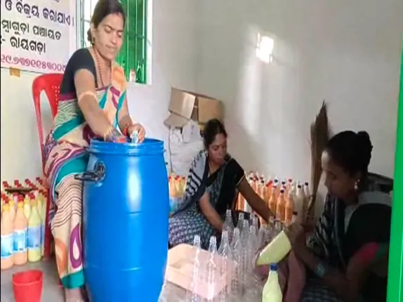 ଆଦିବାସୀ ମହିଳାଙ୍କୁ ରୋଜଗାର ଦେଇଛି ଫିନାଇଲ ପ୍ରସ୍ତୁତ, ୩ଟି ସ୍ୱୟଂ ସହାୟକ ଗୋଷ୍ଠୀ ମିଶି ଆରମ୍ଭ କରିଛନ୍ତି ସଂଜିବନୀ ପ୍ରଡ୍ୟୁସର ଗ୍ରୁପ