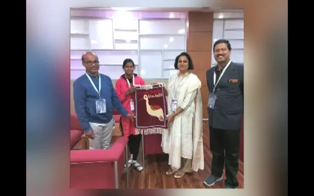 କାର୍ପେଟ ତିଆରିରେ ଆଦିବାସୀ ଝିଅର କମାଲ । ପଲ୍ଲୀରୁ ଯାଇ ଦିଲ୍ଲୀରେ ହେଲେ ପୁରସ୍କୃତ