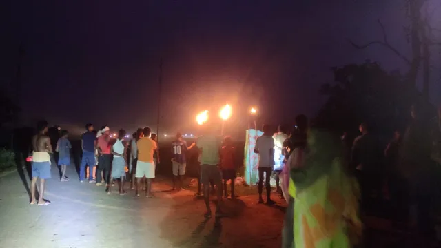 ମୁହାଁମୁହିଁ ହେବେ ହାତୀ-ମଣିଷ: ହାତରେ ଅସ୍ତ୍ର ଓ ନିଆଁ ହୁଳା ଧରି ସଜବାଜ ସୁନ୍ଦରଗଡ କୁତ୍ରା ଅଂଚଳର ଲୋକ 