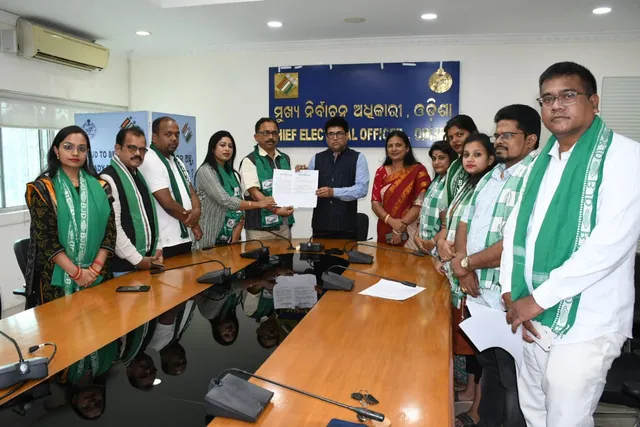 ମୁଖ୍ୟ ନିର୍ବାଚନ ଅଧିକାରୀଙ୍କ ନିକଟରେ ଫେରାଦ ହେଲା ବିଜେଡି । ନିର୍ଦ୍ଦିଷ୍ଟ ଗଣମାଧ୍ୟମ ଚ୍ୟାନେଲର କର୍ମଚାରୀ ଟଙ୍କା ବାଣ୍ଟୁଥିବା ଅଭିଯୋଗ ।