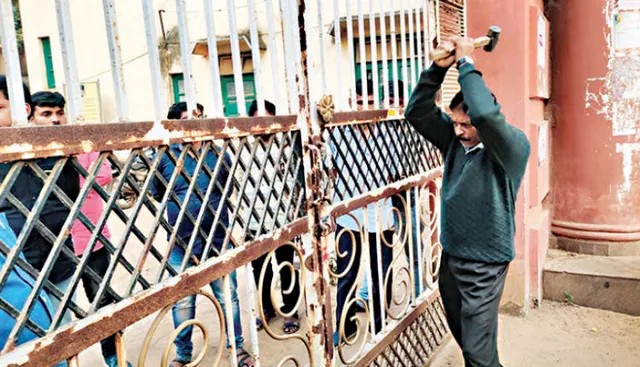 ଜିଲ୍ଲାପାଳଙ୍କ ଅଫିସରେ ରହସ୍ୟମୟ ତାଲା : କର୍ମଚାରୀ କାମ କରୁଥିବା ବେଳେ ବାହାରେ କେହି ପକାଇଦେଲେ ତାଲା