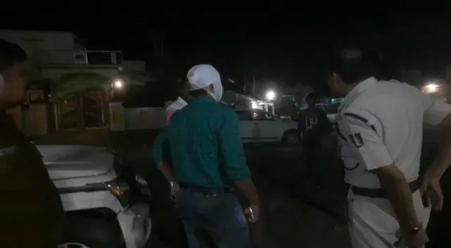 ଅଭିଯୁକ୍ତକୁ ଧରିବା ପାଇଁ ଆସି ତିଗିରିଆରେ ପୁଲିସ ହଟହଟା। ନୂଆପାଟଣା ବଜାର ରାସ୍ତାରେ ଉତେଜନା, ପୁଲିସ-ଜନତା ଧସ୍ତାଧସ୍ତି।