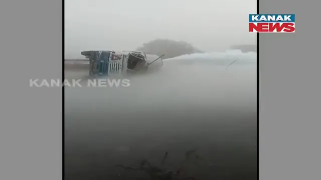 ଭାରସାମ୍ୟ ହରାଇ ଓଲଟିଲା ଗ୍ୟାସ୍ ଟ୍ୟାଙ୍କର : ଗ୍ୟାସ୍ ନିର୍ଗତ, ଯାତାୟାତ ବନ୍ଦ