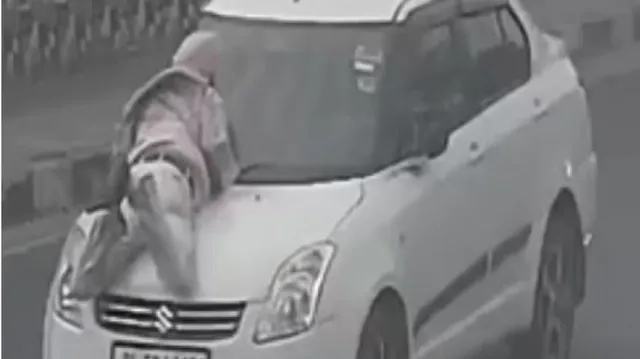 ହର୍ଣ୍ଣ ବଜାଇବାକୁ ନେଇ କାର୍ ଦେଲା ଧକ୍କା, ଯୁବକଙ୍କୁ ଅଧ କିଲୋମିଟର ପର୍ଯ୍ୟନ୍ତ ଘୋଷାଡି ନେଲା କାର । ଦିଲ୍ଲୀରୁ ଆସିଲା ଛାତି ଥରାଇ ଦେବା ଭଳି ଘଟଣା ।