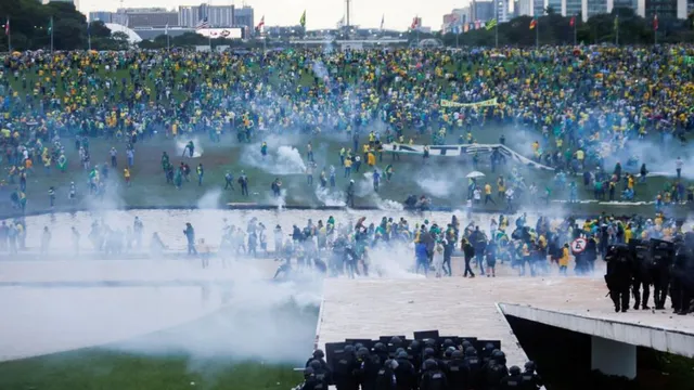 ବ୍ରାଜିଲ୍ ରାଷ୍ଟ୍ରପତି ଭବନ, କଂଗ୍ରେସ ଓ ସୁପ୍ରିମ୍‌ କୋର୍ଟରେ ଧସେଇ ପଶିଲେ ପୂର୍ବତନ ରାଷ୍ଟ୍ରପତି ବୋଲ୍‌ସୋନାରୋଙ୍କ ୩୦୦୦ ସମର୍ଥକ