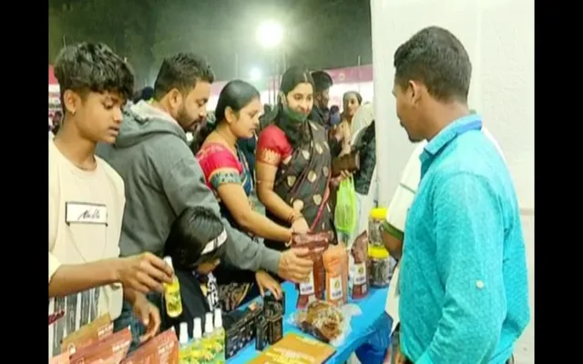 ମାଲକାନଗିରି ମାଲ୍ୟବନ୍ତ ମହୋତ୍ସବରେ ଜମିଲା ଆଦିବାସୀ ମହିଳାଙ୍କ ବେପାର । ୫ ଦିନ ଭିତରେ ସାଢ଼େ ୪କୋଟି ଟଙ୍କାର ବ୍ୟବସାୟ ହୋଇଥିବା ଆକଳନ