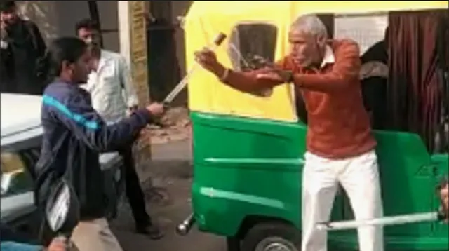 ବିହାର କଇମୁରରୁ ଆସିଲା ଅମାନବିକତାର ଦୃଶ୍ୟ । ବୃଦ୍ଧଙ୍କ ପାଇଁ ଟ୍ରାଫିକ୍ ଜାମ୍ ହେବାରୁ ପିଟି ଚାଲିଲେ ଟ୍ରାଫିକ୍ କନେଷ୍ଟବଳ, ସାଇକେଲରେ ଯାଉଥିବାବେଳେ ଗଳି ପଡିଥିଲେ ବୃଦ୍ଧ ଶିକ୍ଷକ