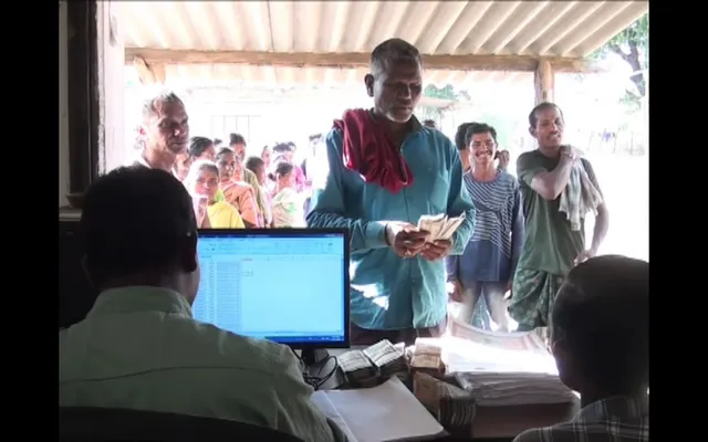 ମାଥିଲି ଜଳ ବିଭାଜିକା ପ୍ରକଳ୍ପ ଦ୍ୱାରା ଉପକୃତ ହେଉଛନ୍ତି ଆଦିବାସୀ ଅଧ୍ୟୁଷିତ ଲୋକେ । ମାଛ ଚାଷ ଓ କ୍ଷୁଦ୍ର ବ୍ୟବସାୟ କରି ହେଉଛନ୍ତି ସ୍ୱାବଲମ୍ବୀ