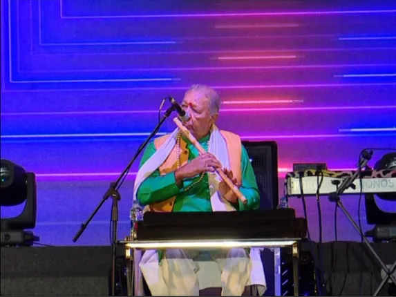 ରାଜଧାନୀରେ ଡଟ୍ ଫେଷ୍ଟର ୫ମ ସନ୍ଧ୍ୟା । ମନମୋହିଲା ହରିପ୍ରସାଦଙ୍କ ବଂଶୀ ସ୍ୱର, ଛିଡା ହୋଇ ଚୌଉରାସିଆଙ୍କୁ ସମ୍ମାନ ଜଣାଇଲେ ଦର୍ଶକ