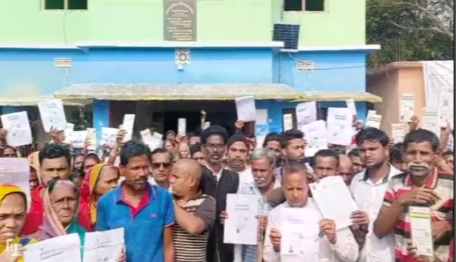 ଦଶରଥପୁରରେ ଆବାସ ତାଲିକାରେ ବ୍ୟାପକ ହେରଫେର ଅଭିଯୋଗ। ପଞ୍ଚାୟତ କାର୍ଯ୍ୟାଳୟ ଘେରାଉ କଲେ ଲୋକେ।