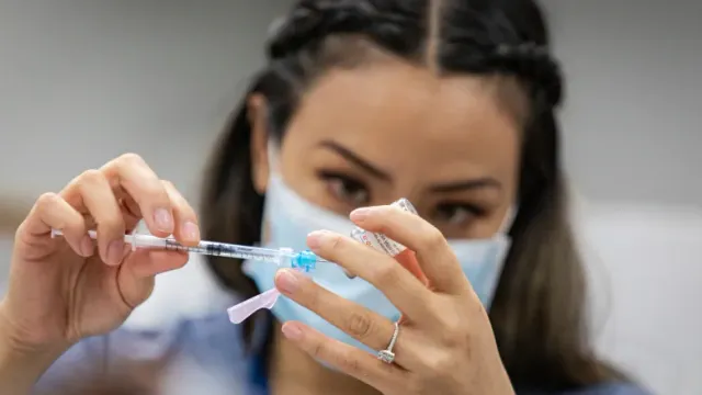 ଆସନ୍ତା ମାର୍ଚ୍ଚରେ ରାଜ୍ୟରେ ଚତୁର୍ଥ ଲହର ଆସିବା ସମ୍ଭାବନା : ବୁଷ୍ଟର ଡୋଜ୍ ନେବାକୁ ଲୋକଙ୍କ ମଧ୍ୟରେ ଆଗ୍ରହ