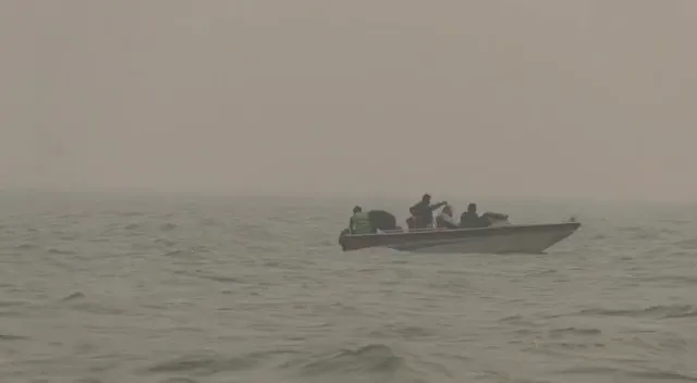 ସରିଗଲା ପେଟ୍ରୋଲ, ମଝି ସମୁଦ୍ରରେ ଫସିଲା ଡଙ୍ଗା । ରାଜନଗରରେ ଅଳ୍ପକେ ବର୍ତିଲେ ଯାତ୍ରୀ । ଘଣ୍ଟାଏ ଧରି ସମୁଦ୍ର ଭିତରେ ଫସି ରହିଲେ ପର୍ଯ୍ୟଟକ ।