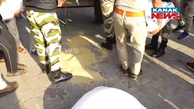 ନବ ନିର୍ମାଣ କୃଷକ ସଙ୍ଗଠନର ଅନ୍ଦୋଳନ : କଟନୀ ଛଟନୀକୁ ବିରୋଧ କରି ନବୀନ ନିବାସ ଆଗରେ ଧାନ ଢ଼ାଳିବାକୁ ଉଦ୍ୟମ