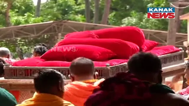 ଭଙ୍ଗା ପଲଙ୍କରେ ଶୋଉଛନ୍ତି ମହାପ୍ରଭୁ । ଭାଙ୍ଗିଯାଇଛି ଗଜଦନ୍ତ ରତ୍ନ ପଲଙ୍କ ।