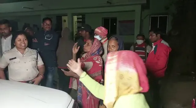 ଆବାସ ଯୋଜନାରେ ହିତାଧିକାରୀ ତାଲିକାକୁ ନେଇ ବଢୁଛି ଅସନ୍ତୋଷ । ଗେଟ ଭିଚରେ ବିଡିଓଙ୍କୁ ତାଲା ପକାଇଦେଲେ ଅସନ୍ତୁଷ୍ଟ ଲୋକେ