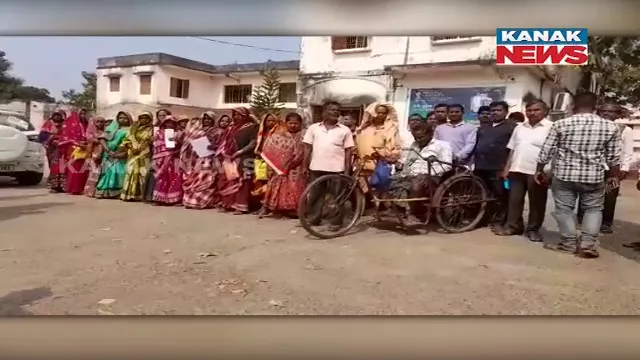 ଆବାସ ଯୋଜନାରୁ ବଞ୍ଚିତ ଯୋଗ୍ୟ ହିତାଧିକାରୀ। ମୁଣ୍ଡ ଗୁଞ୍ଜିବାକୁ ଘର ନାହିଁ, ମିଳୁନାହିଁ ଆବାସ ଘର।