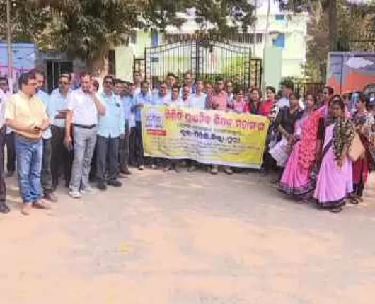 ମିଳିତ ପ୍ରାଥମିକ ଶିକ୍ଷକ ମହାସଂଘର ଧାରଣା। ୩ ଦଫା ଦାବି ନେଇ ନିଜ ବିଧାୟକଙ୍କୁ ଦାବିପତ୍ର ପ୍ରଦାନ।