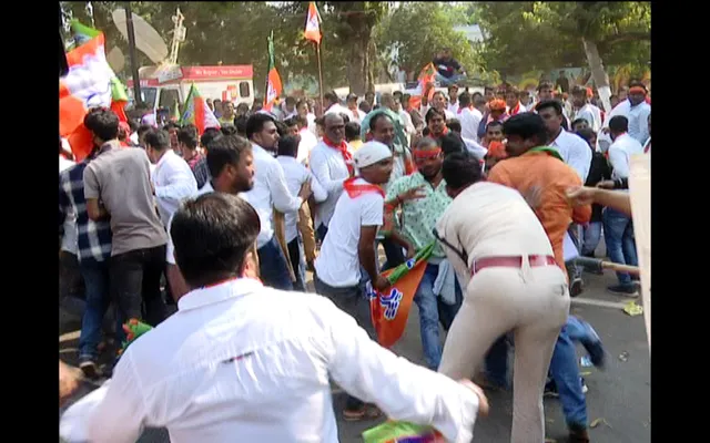 ରାଜଧାନୀର ରାଜରାସ୍ତା ପାଲଟିଲା ରଣକ୍ଷେତ୍ର । ପୋଲିସ ସହ ଖଣ୍ଡଯୁଦ୍ଧ ଘଟଣାରେ ଯୁବମୋର୍ଚ୍ଚା ସଭାପତିଙ୍କ ସମେତ ୨୨ ଗିରଫ, ଲାଗିଛି ସଙ୍ଗୀନ ଦଫା ।