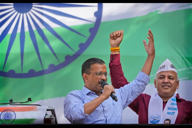 ସିବିଆଇ କାର୍ଯ୍ୟାଳୟରେ ସିସୋଦିଆ । କେଜ୍ରିୱାଲ କହିଲେ ଚିନ୍ତା କରନି ମନୀଷ, ପରିବାର ସାଥୀରେ ଆମେ ଛିଡା ହେବୁ ।