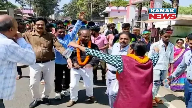 ରାଜରାସ୍ତାରେ ଅମଲା ସଂଘ। ନାଚି ନାଚି ନିଜ ଦାବି ଉପସ୍ଥାପନ କଲେ ମାଲକାନଗିରି ଅମଲା ସଂଘ କର୍ମକର୍ତ୍ତା।