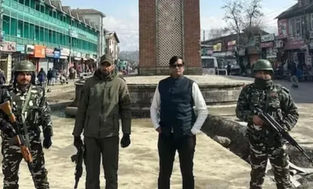 ପିଏମଓ ଅଧିକାରୀ ପରିଚୟରେ କାଶ୍ମୀର ପହଞ୍ଚିଲେ । ବୁଲେଟ୍ ପ୍ରୁଫ୍ ଗାଡିରେ ଯାଇ ସୀମା ସୁରକ୍ଷା ଯାଞ୍ଚ କଲେ । ଶେଷରେ ଧରାପଡିଲେ