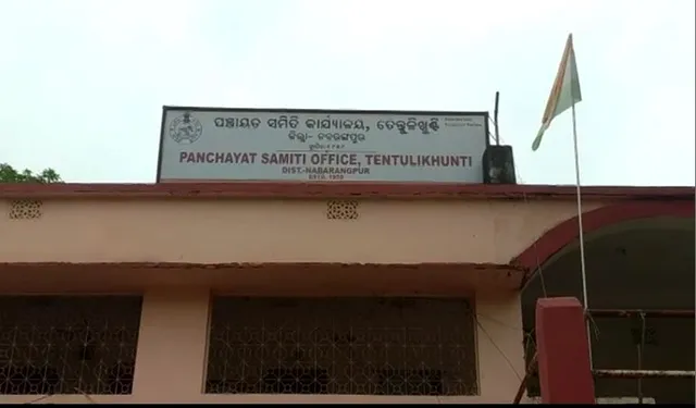 ରାସ୍ତା ଦିଅ ନହେଲେ ଗାଁ ଛାଡ଼ିବୁ। ନବରଙ୍ଗପୁରରେ ବ୍ଲକ ଅଫିସ ଘେରାଉ କଲେ ଲୋକେ।