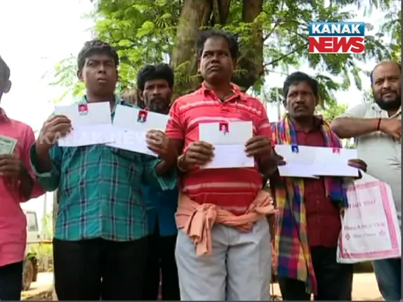 ଚାଷୀଙ୍କ ନାଁରେ ଲକ୍ଷ ଲକ୍ଷ ଟଙ୍କା ଋଣ ଠକେଇ : କୋରାପୁଟରୁ ଆସିଲା ସାଂଘାତିକ ଅଭିଯୋଗ; ଶତାଧିକ ଚାଷୀଙ୍କ ନାଁରେ ଋଣ ଟଙ୍କା ଉଠାଇ ହଡପ କଲେ ଲ୍ୟାମ୍ପସ କର୍ମଚାରୀ