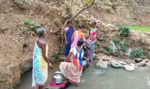 ପାନୀୟ ଜଳ ପାଇଁ ଡ଼ହଳବିକଳ ଲୋକ । ୧୦୦ ପରିବାର ପାଇଁ ଗାଁରେ ଅଛି ମାତ୍ର ଗୋଟିଏ ନଳକୂପ ।