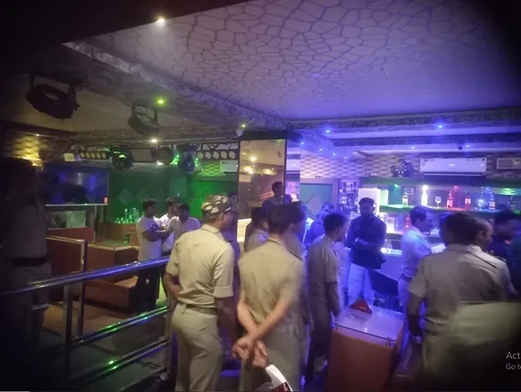 ଭୁବନେଶ୍ୱରର ବିଭିନ୍ନ ଡ୍ୟାନ୍ସ ବାର, କ୍ଲବ ହୋଟେଲ ରେଡ୍ କଲା କମିଶନରେଟ ପୋଲିସ । ନିୟମ ଓ ସର୍ତ୍ତଉଲ୍ଲଂଘନ କରିଥିବା ଅଭିଯୋଗ